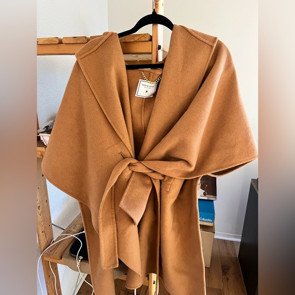 Super cozy. Only worn 3 times. Free size, fits like S-M - Picture 3 of 3